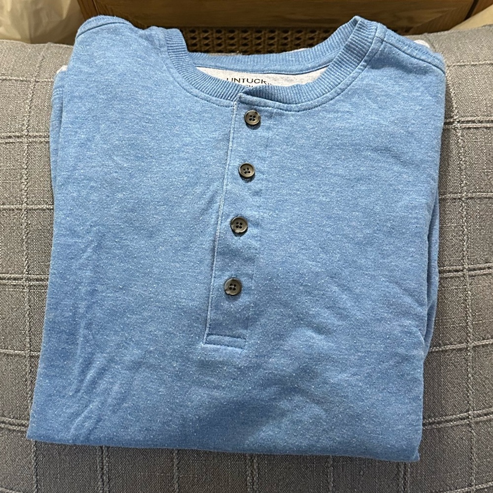 UNTUCKit Light Blue short Sleeve Henley